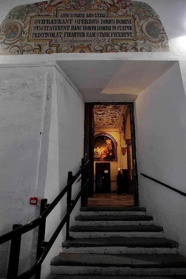 Escalera interior que da a la iglesia de San Jorge. Al fondo se ve la obra «In ictu oculi» de Valdés Leal.