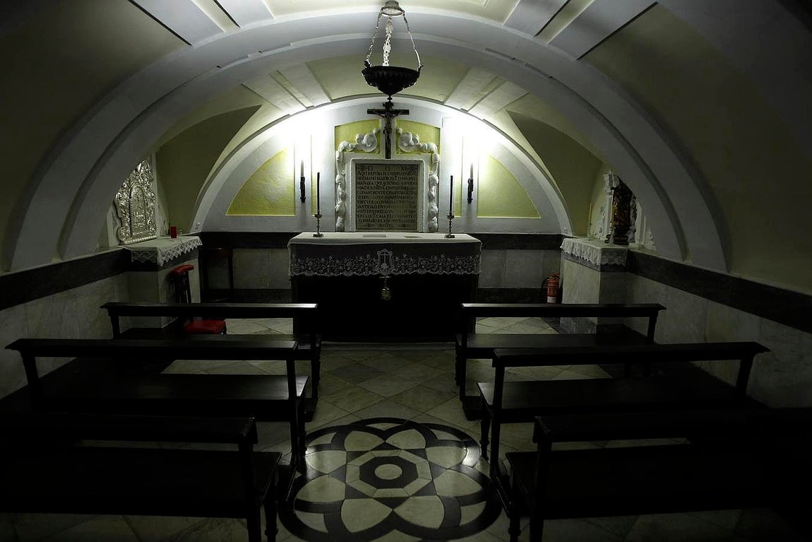 Cripta bajo el altar mayor que cobija los restos mortales de Mañara
