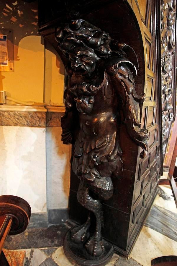 Un demonio sujeta el púlpito del templo