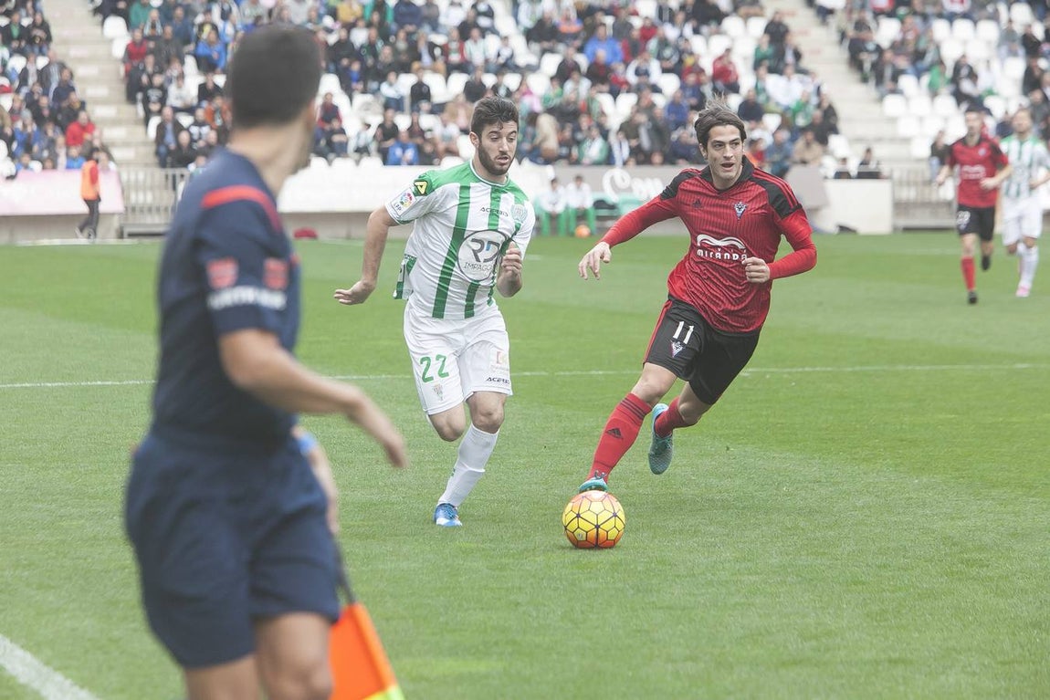 Derrota blanquiverde en El Arcángel (1-2). La lluvia ha sido una de las protagonistas de un vistoso partido entre el Córdoba y el Mirandés