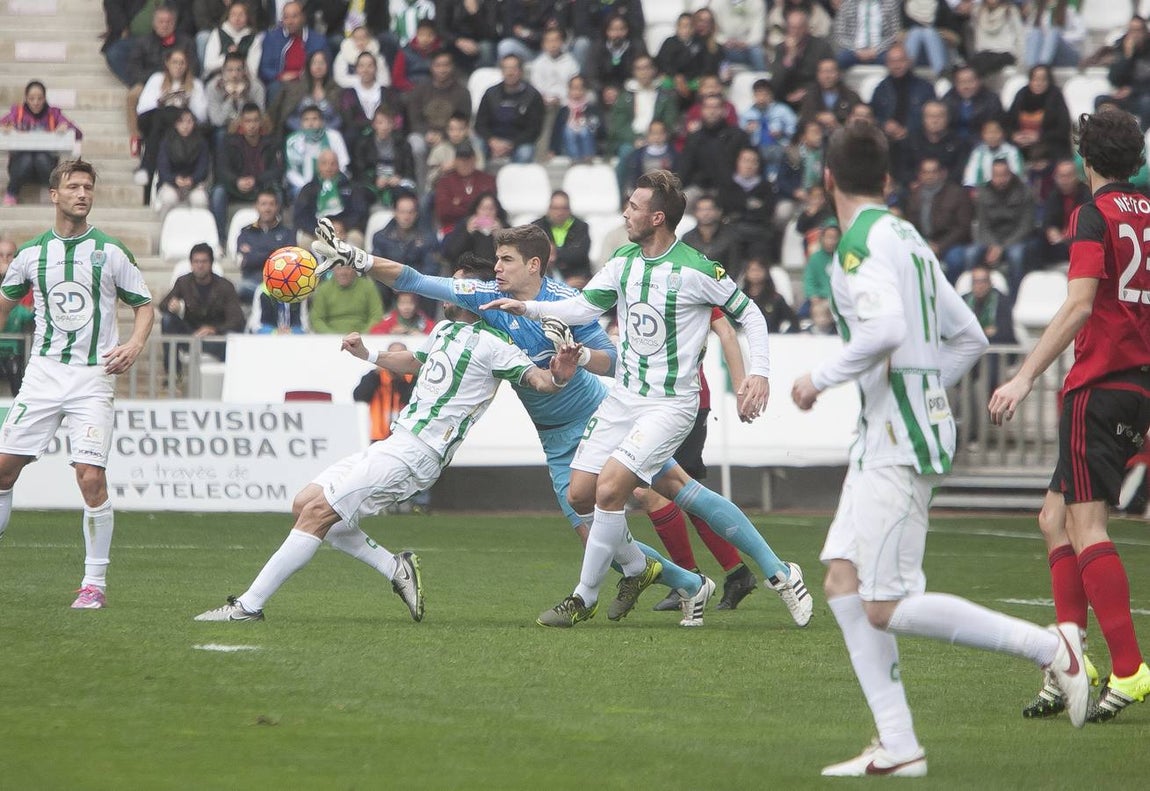 Derrota blanquiverde en El Arcángel (1-2). La lluvia ha sido una de las protagonistas de un vistoso partido entre el Córdoba y el Mirandés
