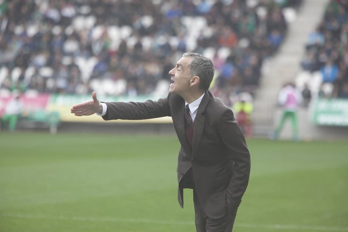 Derrota blanquiverde en El Arcángel (1-2). La lluvia ha sido una de las protagonistas de un vistoso partido entre el Córdoba y el Mirandés