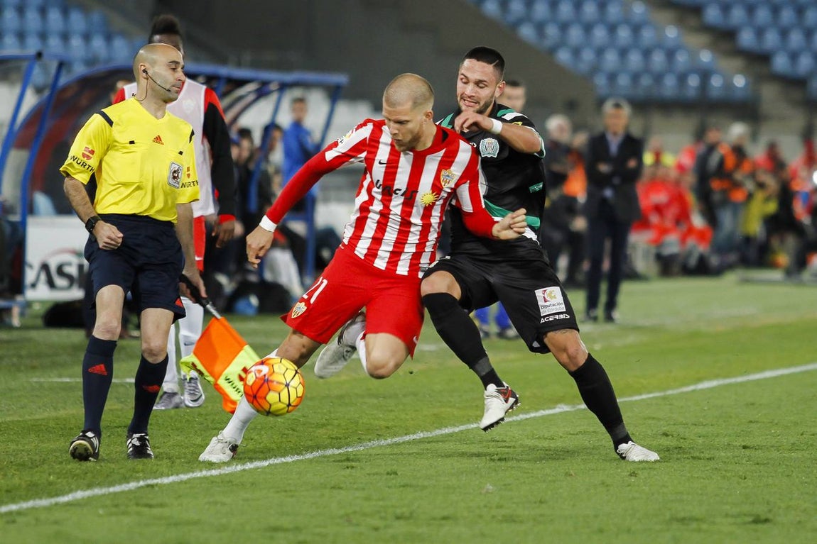 Victoria del Córdoba en Almería (0-1). Los Oltra son segundos en la tabla clasificatoria tras ganar con un gol de Florin Andone