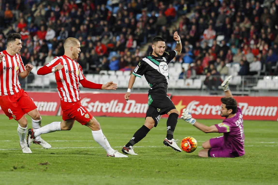 Victoria del Córdoba en Almería (0-1). Los Oltra son segundos en la tabla clasificatoria tras ganar con un gol de Florin Andone