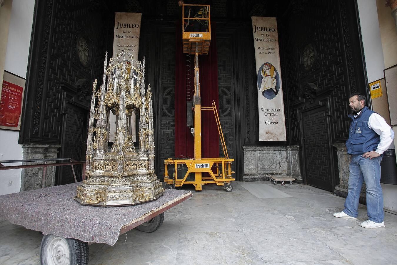 En imágenes, la Custodia de Arfe en el altar de la Catedral de Córdoba