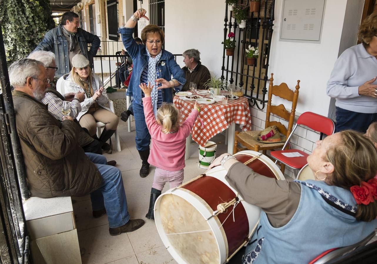 Rocieros cantan y bailan celebrando que ya han llegado a la aldea almonteña de El Rocío