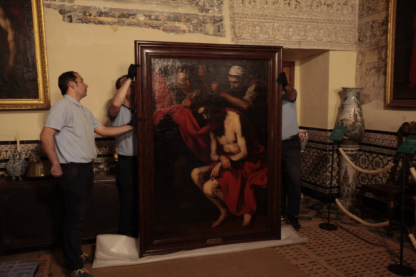 'La coronación de Espinas', un óleo de José de Ribera del siglo XVII. El lienzo, atribuido originalmente a Caravaggio, representa a un Cristo naturalista e imperfecta anatomía, de estilo tenebrista, al que torturan dos verdugos de aire grotesco
