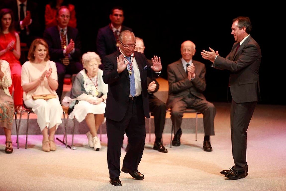 Pascual Vidal ha recibido una medalla por ser un gran impulsor del karate