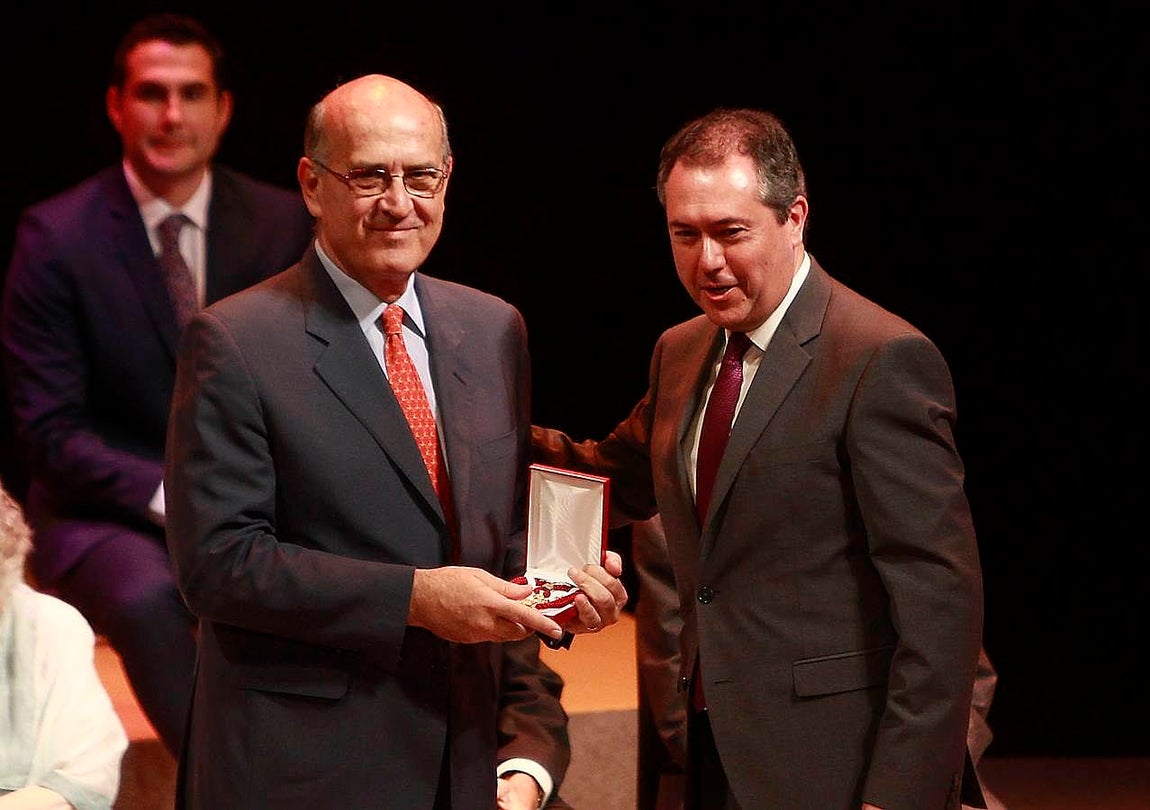 La medalla a Proyecto Hombre la recogió su presidente, Francisco Herrera del Pueyo