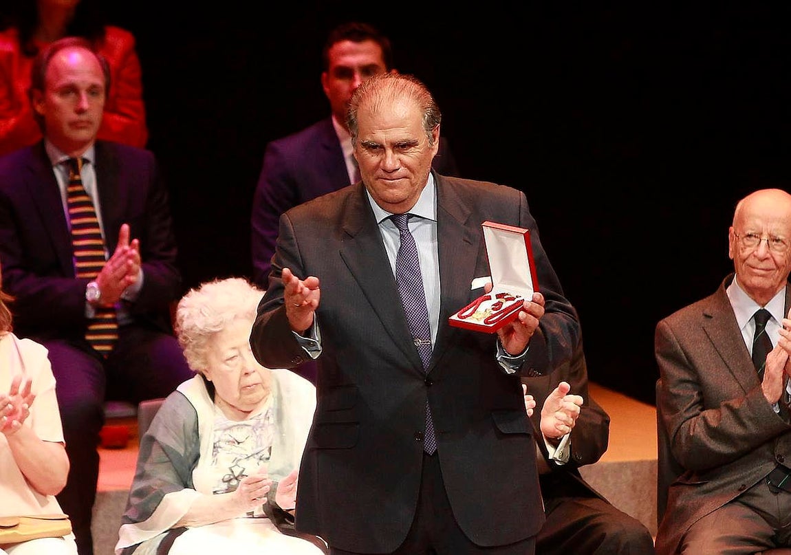 El hermano mayor del Buen Fin, José Ramírez Ron, recoge la medalla concedida al Centro de Estimulación Precoz Cristo del Buen Fin