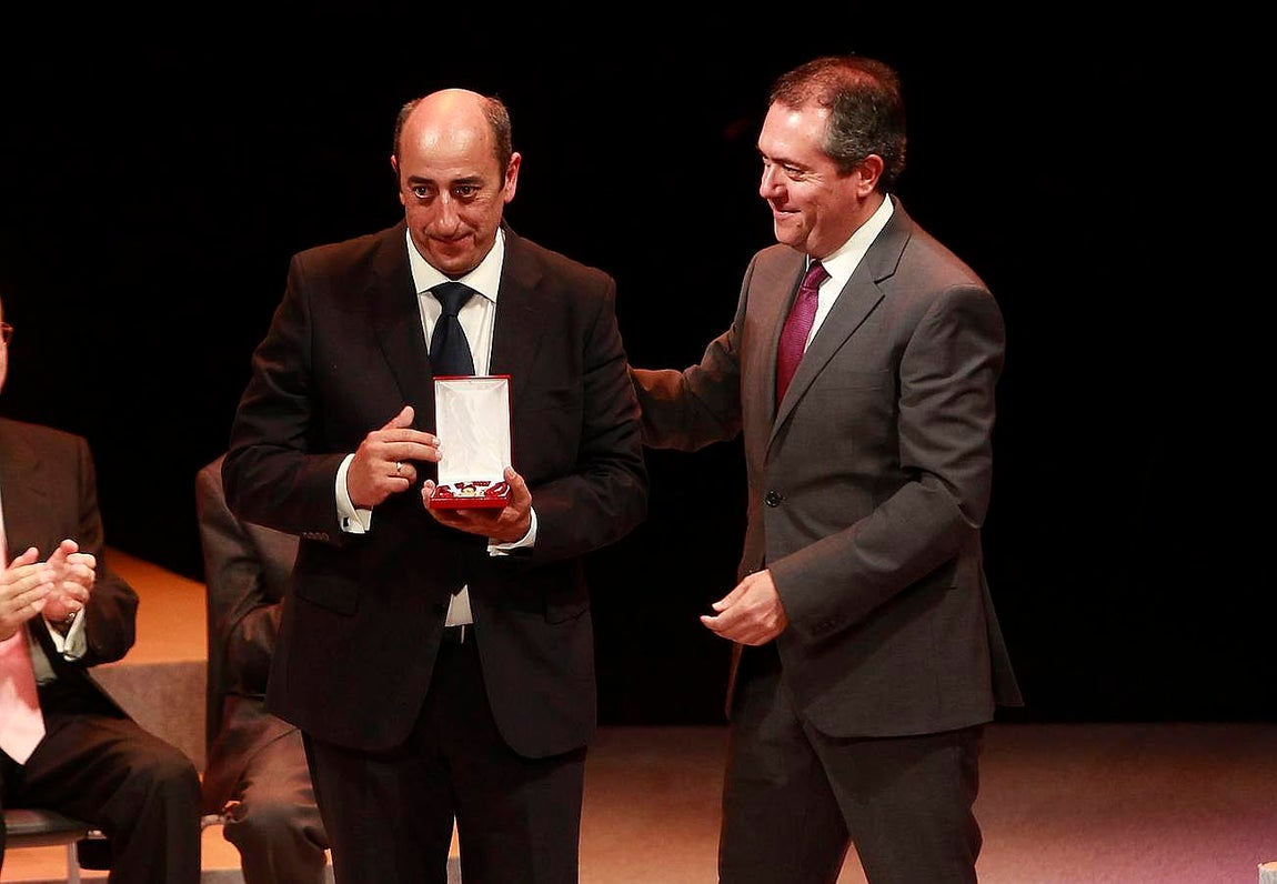 José Manuel Romana, hermano mayor de los Dolores de Torreblanca recogió la medalla para su hermandad