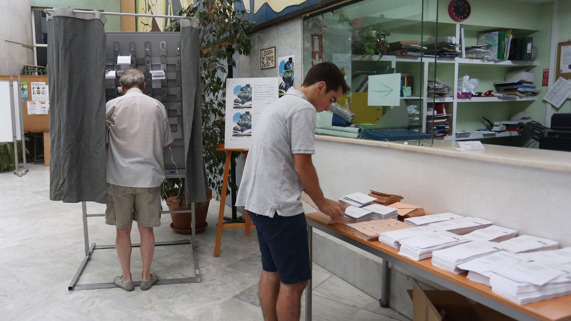 Los sevillanos ejercen su derecho al voto