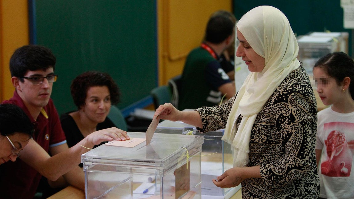 Los sevillanos ejercen su derecho al voto