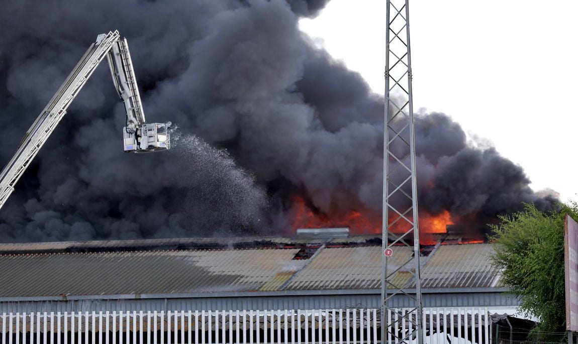 Las imágenes del impresionante fuego en la factoría nazarena