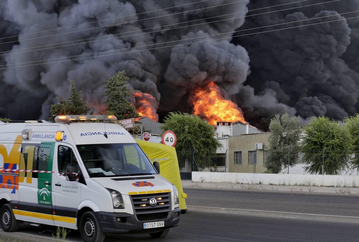 Las imágenes del impresionante fuego en la factoría nazarena