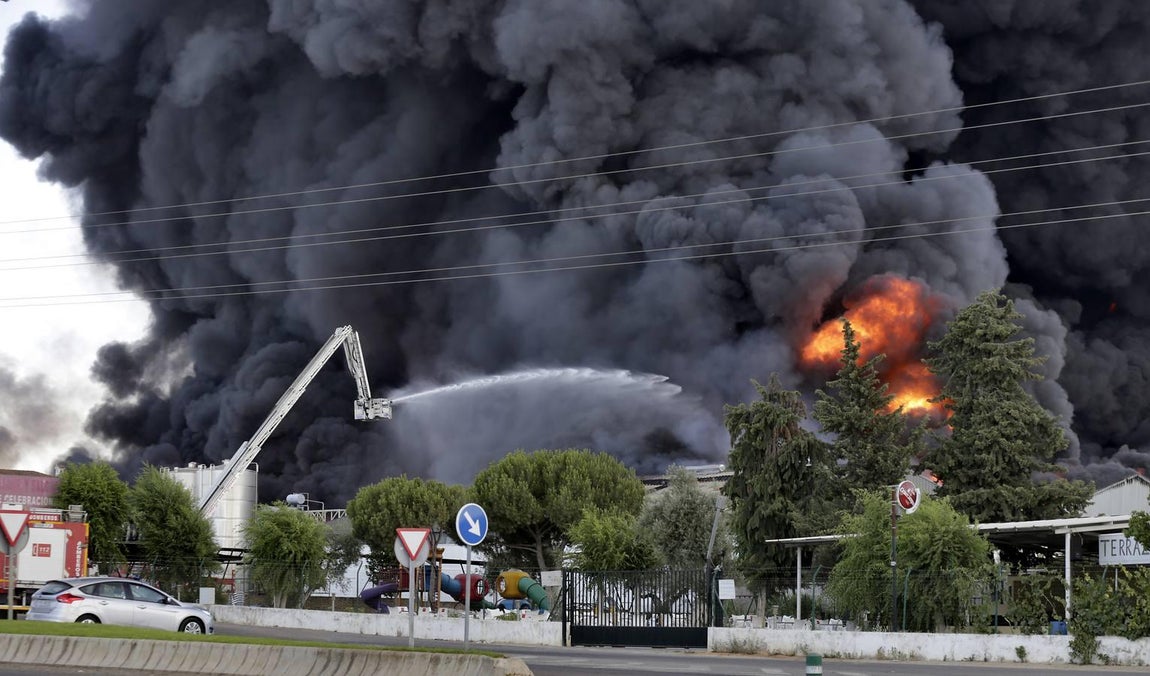 Las imágenes del impresionante fuego en la factoría nazarena