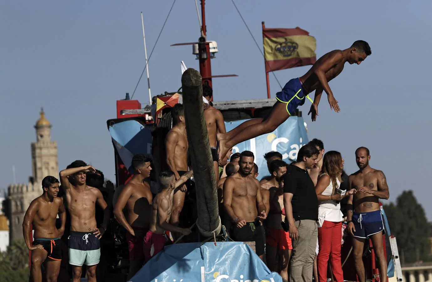 El poste se coloca horizontalmente sobre la proa de una barcaza en el río Guadalquivir