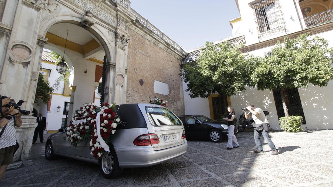 Familia y amigos despiden al duque de Medinaceli en la Casa Pilatos de Sevilla