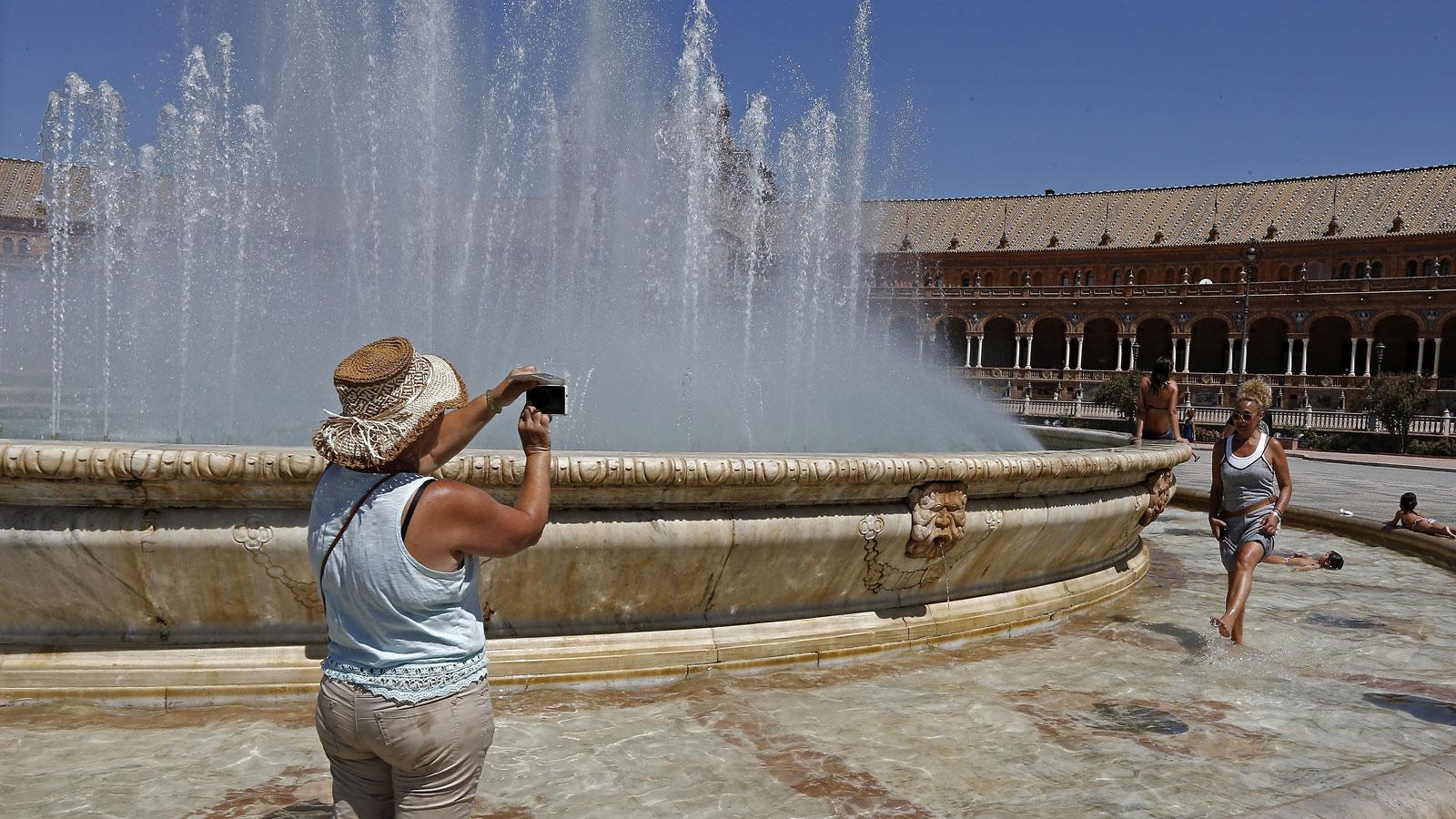 ¿Qué hacen los turistas para combatir los cuarenta grados en Sevilla?