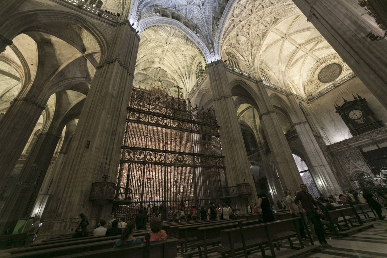 La Catedral mostró su estampa más bella con la iluminación