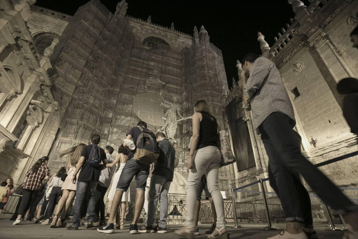 Cola para acceder a la Catedral