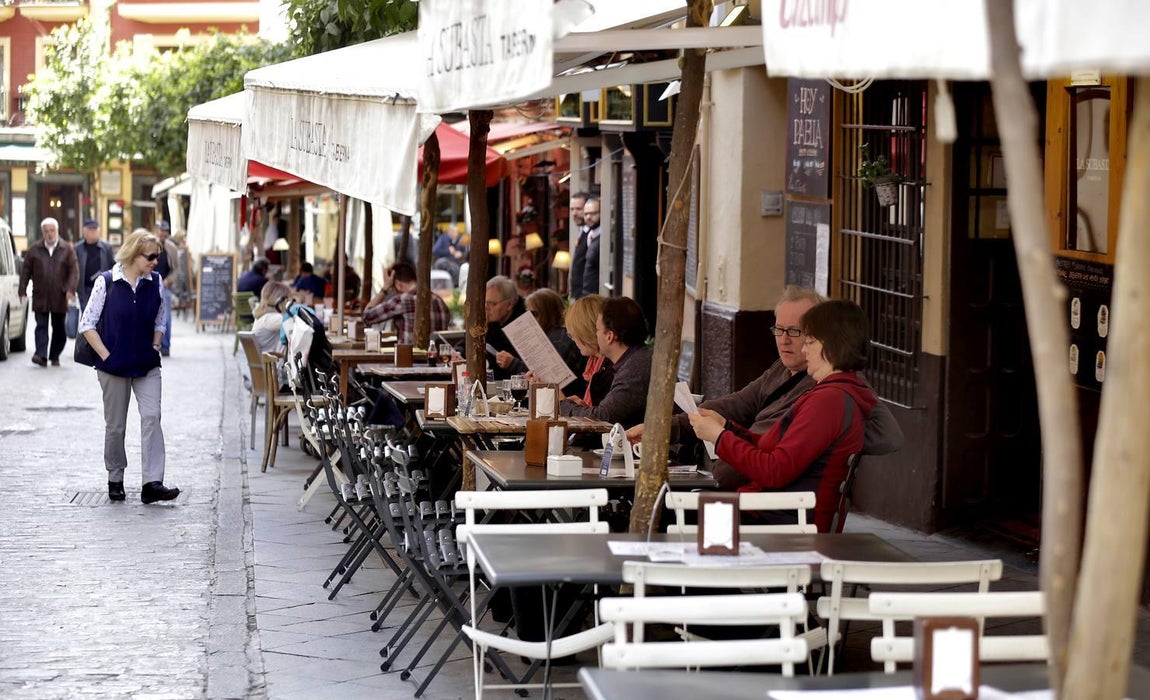 Veladores en la calle Argote de Molina. 