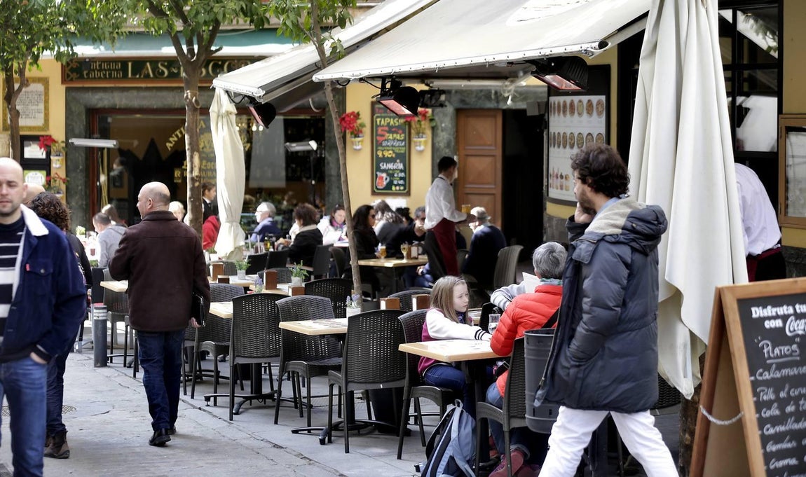 Veladores en la calle Argote de Molina. 