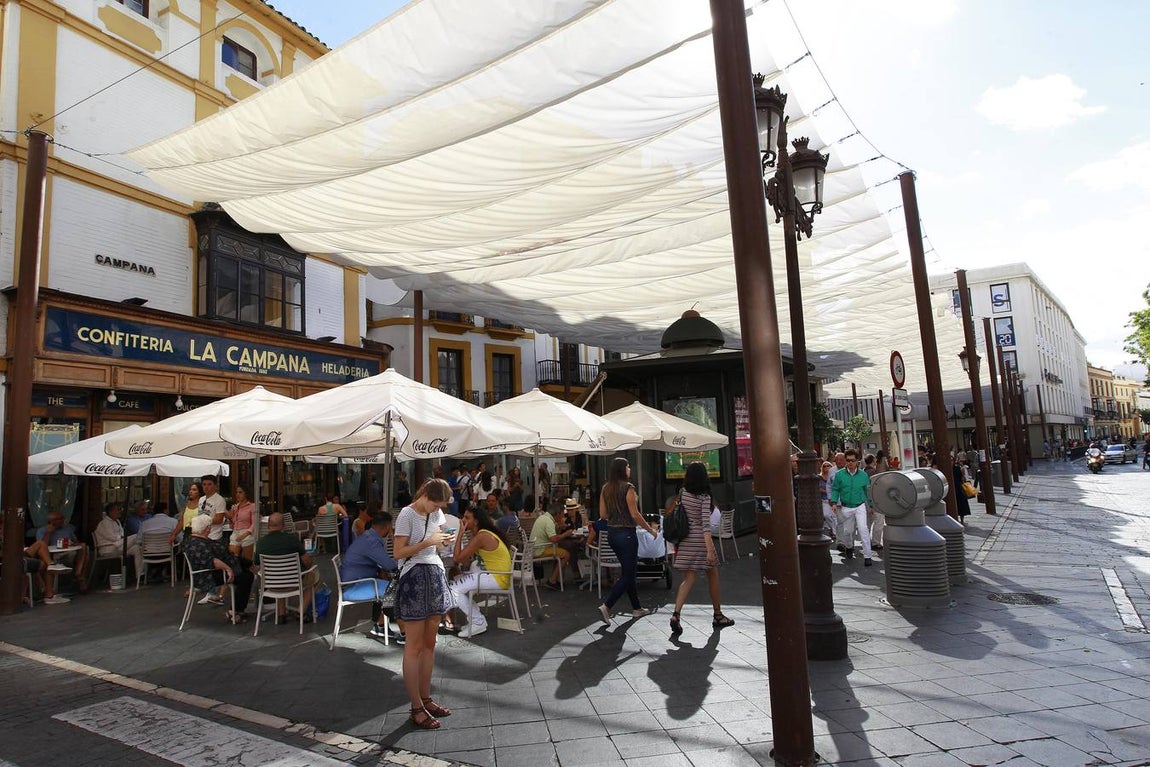 Veladores de la confitería La Campana. 