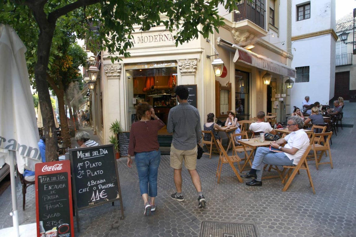 Veladores en la calle Mateos Gago. 