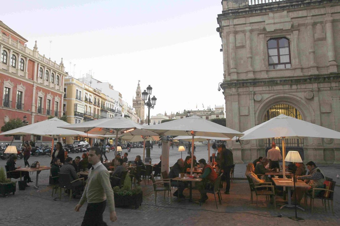 Veladores en la Plaza de San Francisco. 