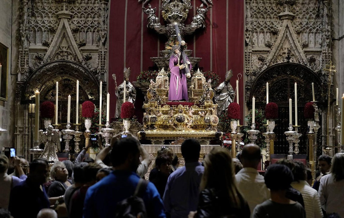 Miles de fieles visitan al Gran Poder en la Catedral