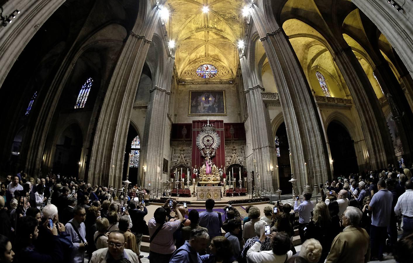 Miles de fieles visitan al Gran Poder en la Catedral