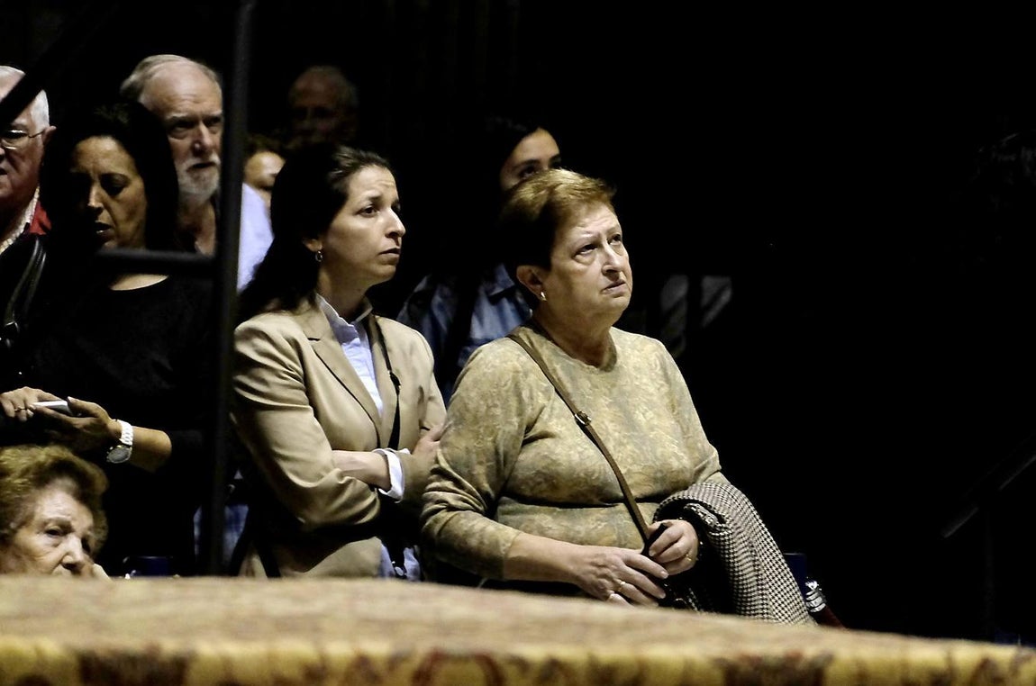 Miles de fieles visitan al Gran Poder en la Catedral