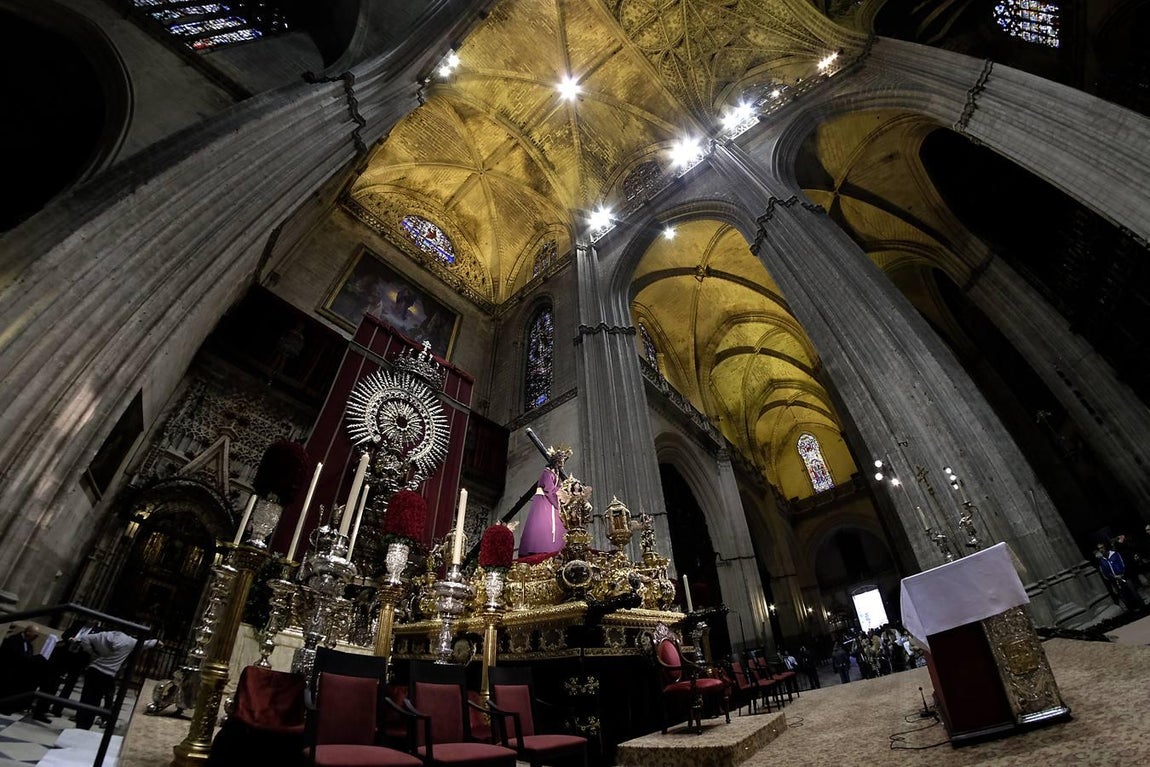 Miles de fieles visitan al Gran Poder en la Catedral