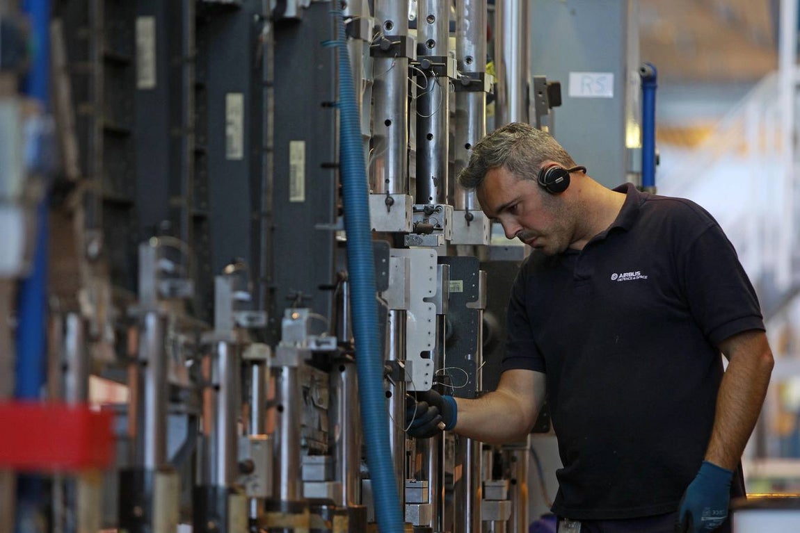 La visita del consejero de Economía a la planta de Airbus, en imágenes