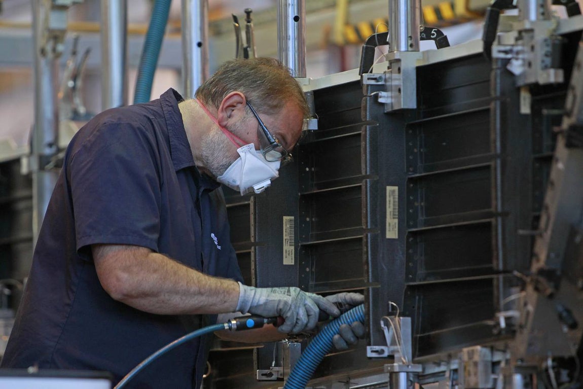 La visita del consejero de Economía a la planta de Airbus, en imágenes