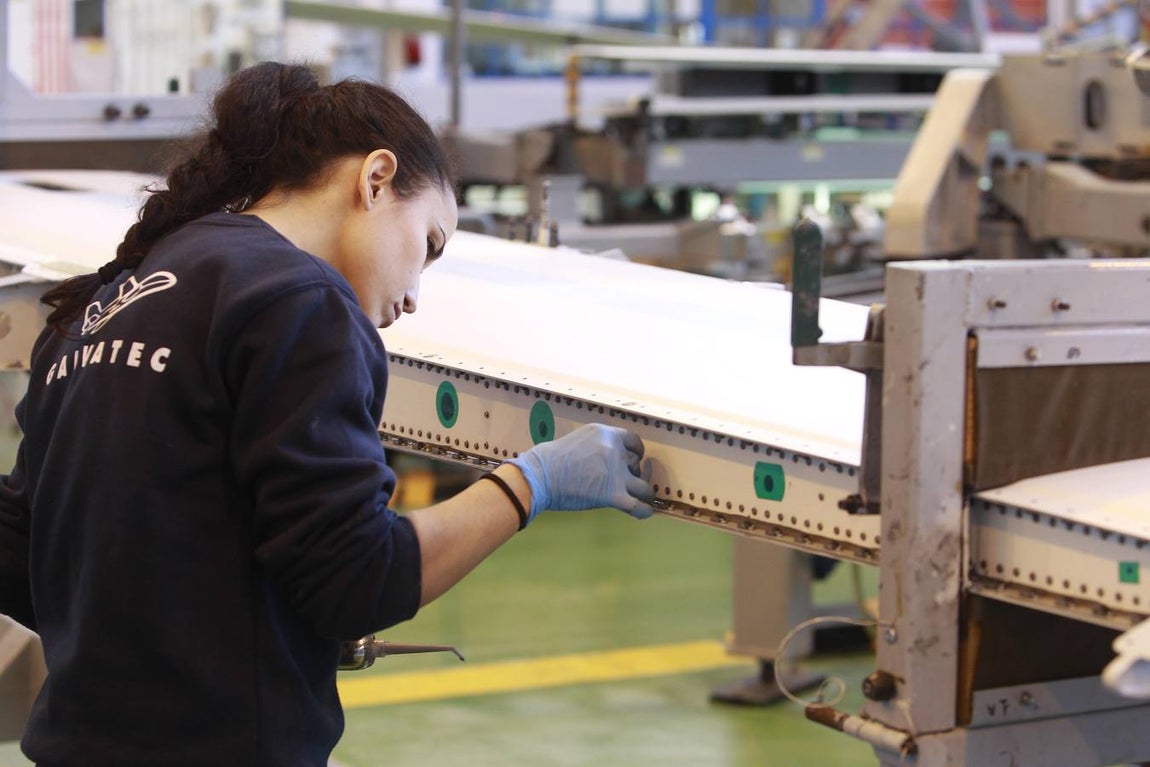 La visita del consejero de Economía a la planta de Airbus, en imágenes