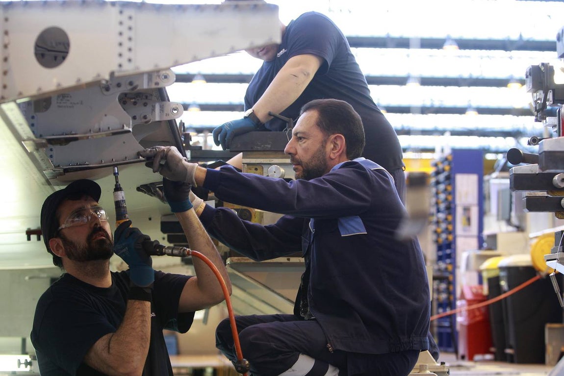 La visita del consejero de Economía a la planta de Airbus, en imágenes