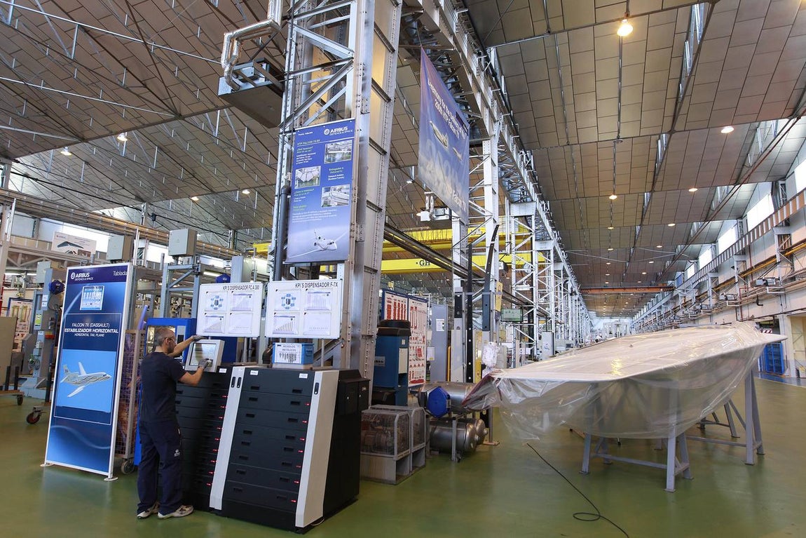 La visita del consejero de Economía a la planta de Airbus, en imágenes