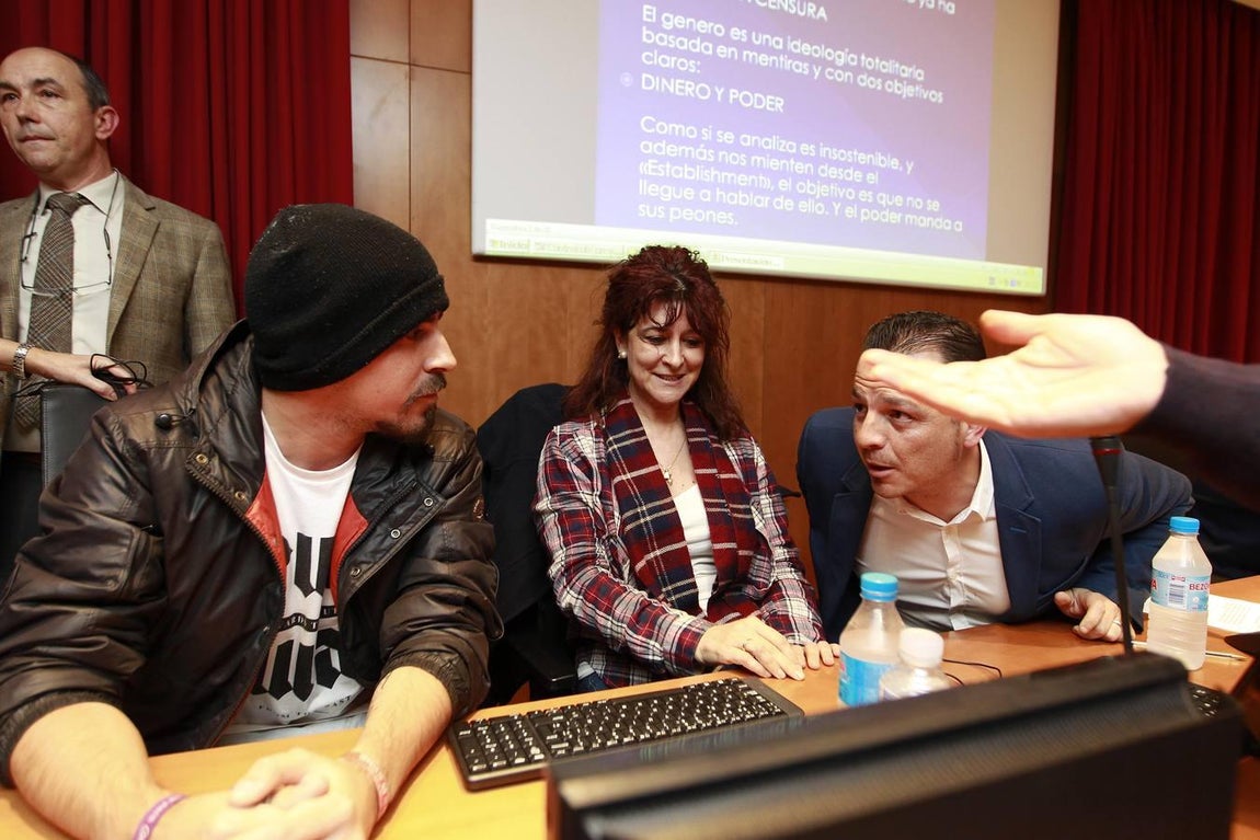 Jóvenes de ultraizquierda boicotean un debate sobre ideología de género