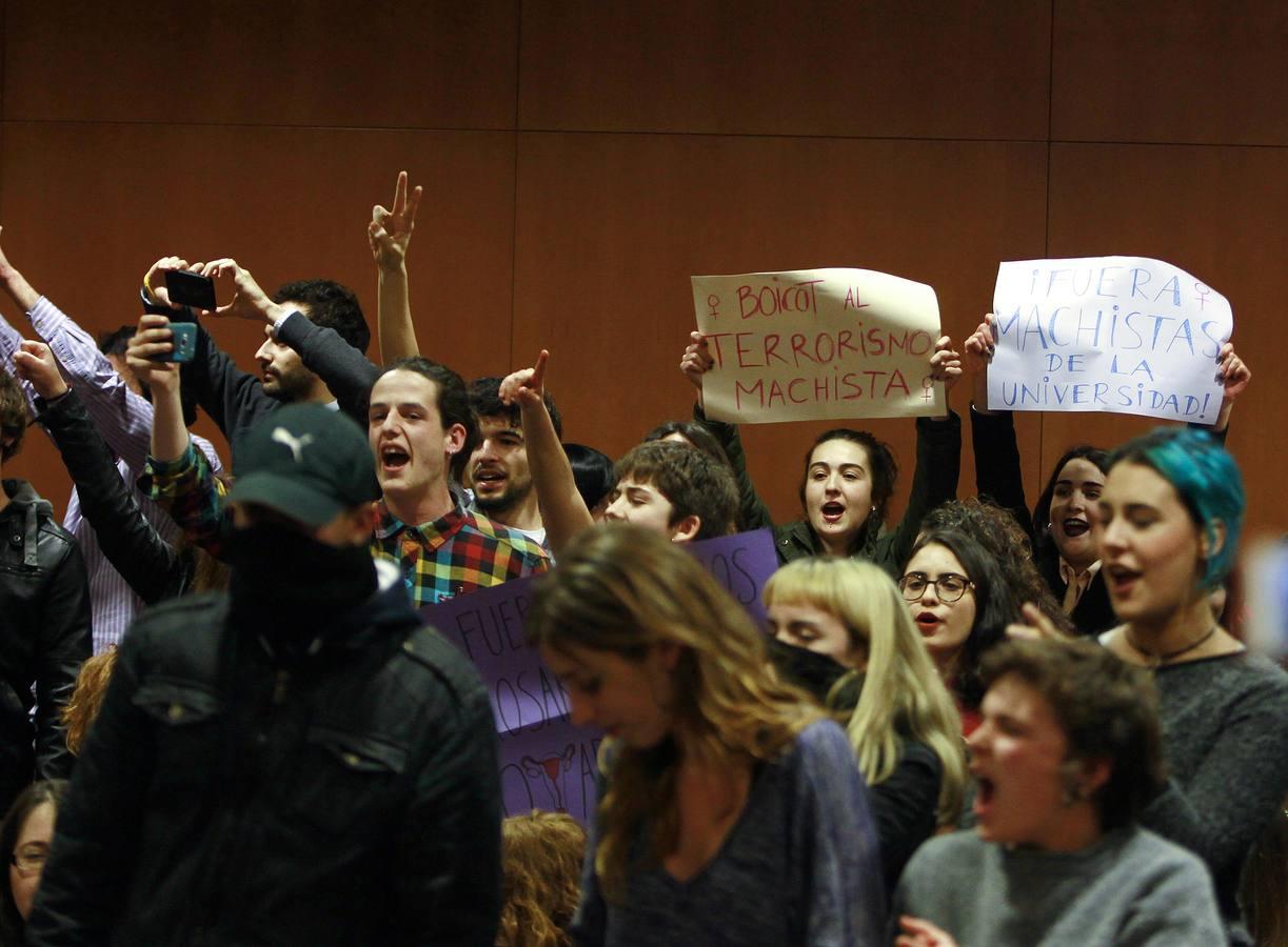 Jóvenes de ultraizquierda boicotean un debate sobre ideología de género