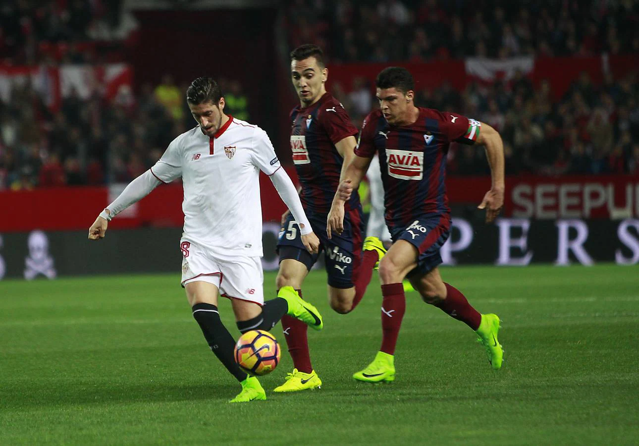 El Sevilla se anota tres puntos en casa ante el Eibar