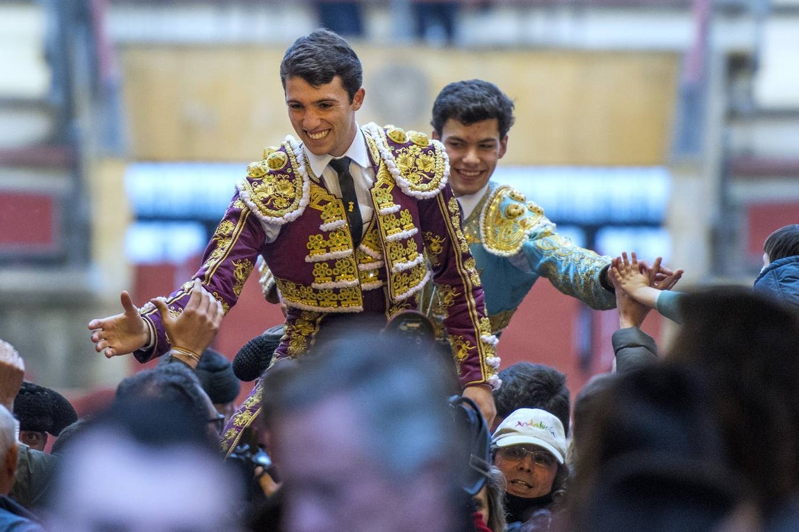 Rafael Serna y Rodrigo Molina salen a hombros