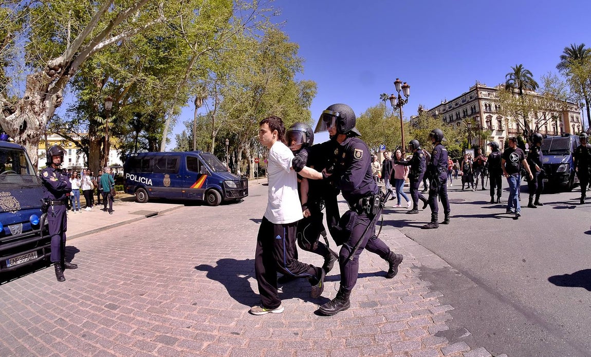La violenta respuesta a la llegada del autobús de Hazte Oír, en imágenes