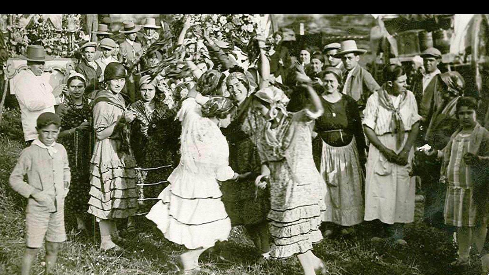 1917: Bailes por sevillanas en una parada. Al centro de la foto, bailando y de frente a la cámara. Aparece Berta Moreno Lama, de la Puebla del Río.