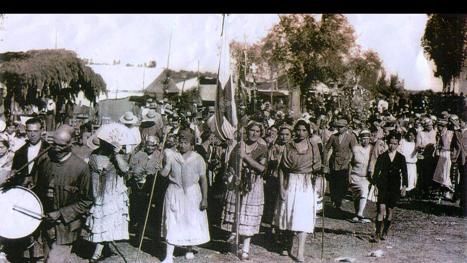 Hacia 1920: Entrada de la Hermandad de Triana. Berta Moreno Lama porta el banderín corporativo.