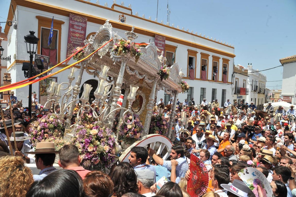 Todo el mundo arrima el hombro para que la yunta suba los escalones de la iglesia
