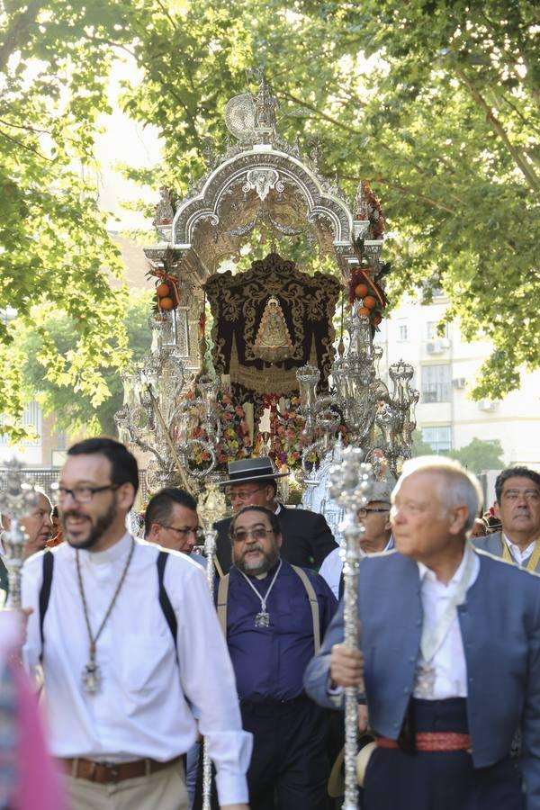 La salida de la hermandad del Rocío de Sevilla Sur, en imágenes