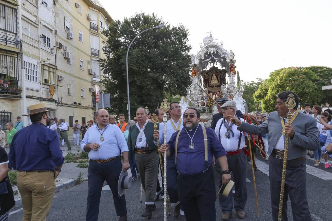 La salida de la hermandad del Rocío de Sevilla Sur, en imágenes