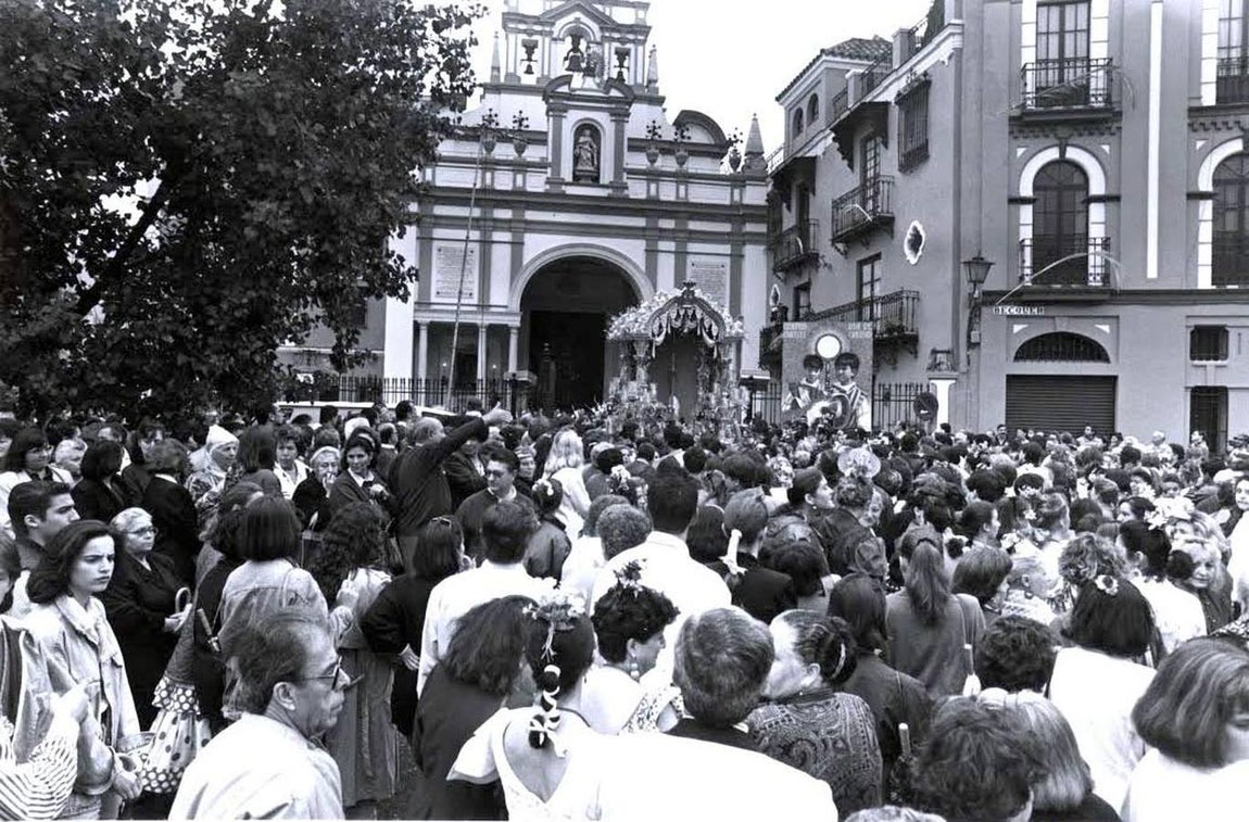 La hermandad de la Macarena en 1993 a las puertas de la basílica